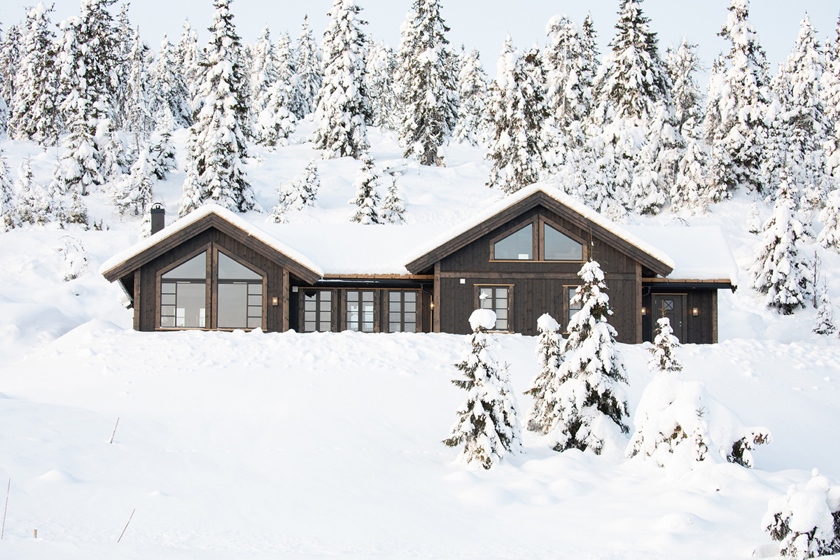 Hyttemodellen Storeble panorama, omkranset av snødekte trær